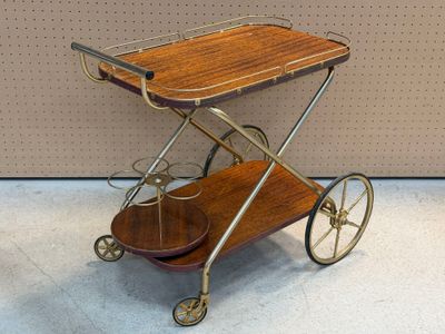 Desserte bar des années 70. 80 x 80 x 55 cm.