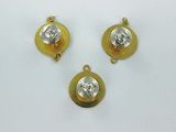 trois pendentifs en or et diamants sur un fond blanc