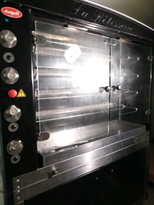 une image d'un four commercial dans une cuisine commerciale