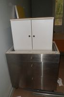 Ensemble de mobilier en mauvais état, comprenant un bureau e… (photo 3)