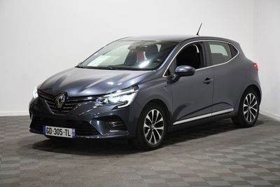 une voiture grise garée dans une pièce au sol en damier