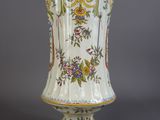 un vase blanc orné d'un motif bleu et jaune