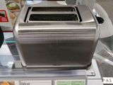 un grille-pain exposé sur une table
