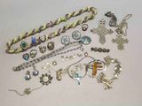 beaucoup de bijoux posés sur la table