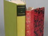 deux livres posés l'un à côté de l'autre sur une surface grise