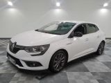 la voiture blanche est garée sur un sol en damier dans le garage