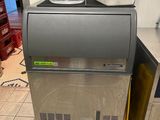 une machine posée sur un comptoir