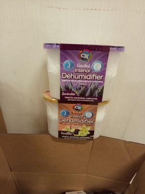 une boîte de papier toilette posée par terre