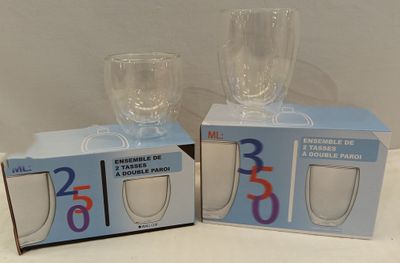 deux verres à vin vides posés l'un à côté de l'autre sur une boîte