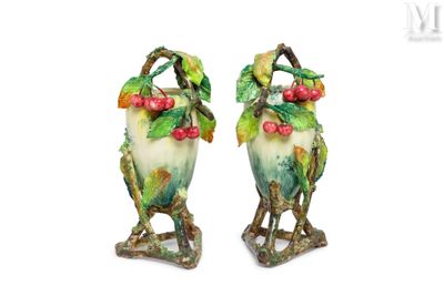 deux vases ornés de fruits, posés sur un fond blanc