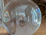 une boule de verre posée sur une étagère en bois