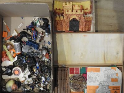une boîte remplie de jouets et d'autres objets divers