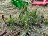 une petite parcelle d'herbe au milieu d'un champ