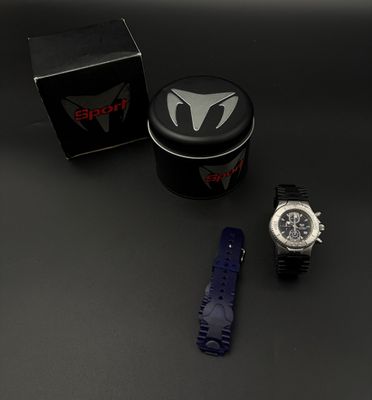 une photo d'une montre et d'une canette de soda
