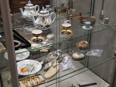 une vitrine en verre contenant de nombreux objets variés