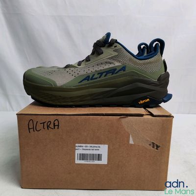 une boîte sur laquelle est posée une paire de chaussures