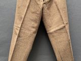 un gros plan sur un pantalon accroché au mur