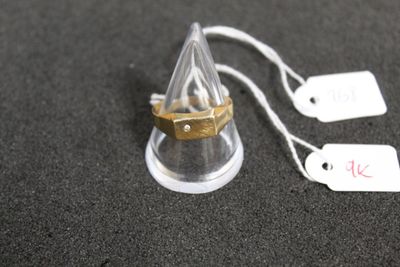 un petit cône transparent surmonté d'un anneau doré