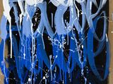 peinture représentant un graffiti bleu et blanc sur un mur à fond noir