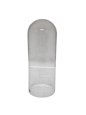 La grande bouteille en verre transparent est vide et prête à l'emploi.