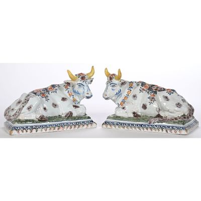 paire de vaches en porcelaine avec des cornes et des fleurs sur la tête