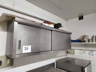 une armoire en acier inoxydable dans une cuisine, sur laquelle figure un numéro