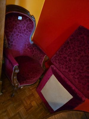 two chairs that are next to each other in a room