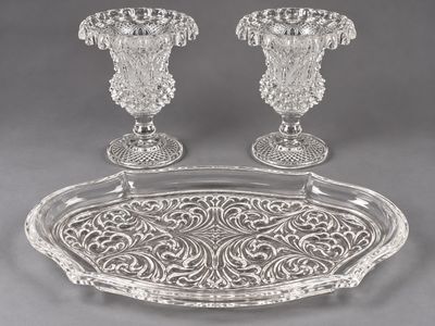 paire de bougeoirs victoriens en cristal taillé et plateau