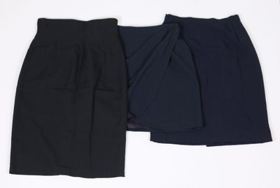 une paire de jupes noires et bleues posées sur une surface blanche