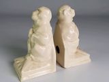 deux figurines représentant un chien et un chat, posées sur une table