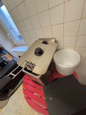 une petite cuisine équipée d'une cuisinière et d'un évier