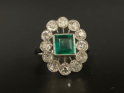 une bague en émeraude et diamant