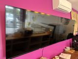 un téléviseur à écran plat fixé au mur d'une pièce