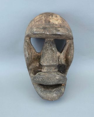 gros plan d'un masque en bois sur fond blanc