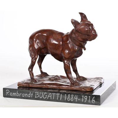 statue en bronze représentant un chien debout sur un socle en marbre