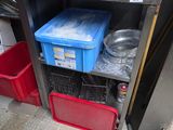 une cuisine avec beaucoup d'objets sur les étagères