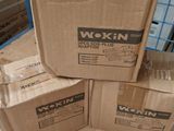 trois boîtes empilées les unes sur les autres sur une table