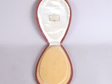 un étui rouge contenant une médaille d'or