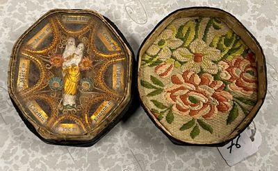 deux boîtes décoratives ornées de l'image d'une femme