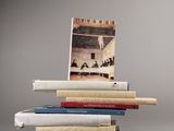 plusieurs livres empilés sur une table