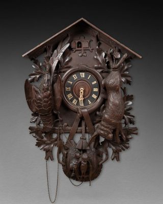 Travail de la FORET NOIRE. PENDULE à décor de trophées de ch…
