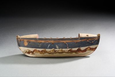un petit bateau posé sur une table