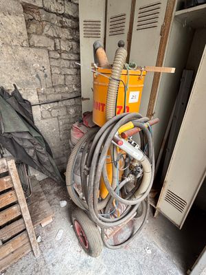 un tas d'outils qui traînent dans une pièce