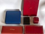 une boîte rouge, une boîte bleue, une boîte rouge et une boîte rouge