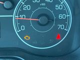 un gros plan du tableau de bord d'une voiture avec un compteur de vitesse