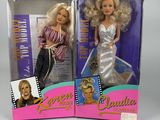 deux poupées Barbie dans leurs boîtes : l'une a les cheveux blonds et l'autre a les cheveux blonds