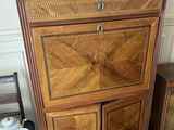 une armoire en bois avec un plateau en marbre, placée dans un coin de la pièce