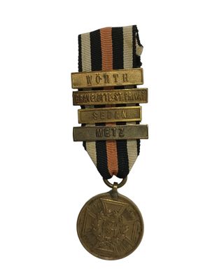 une vieille médaille entourée d'un ruban, sur laquelle est posée une autre médaille