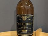 une bouteille de vin posée sur une table