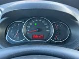 un gros plan du tableau de bord d'une voiture, avec un compteur de vitesse et des jauges